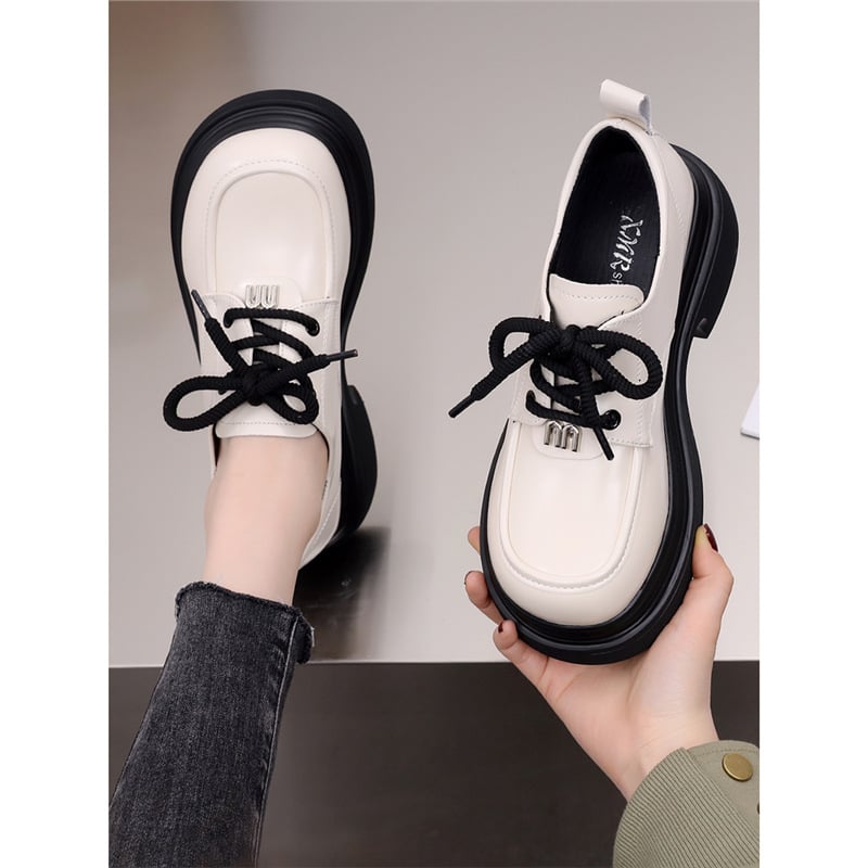 Loafers s PU gornjim dijelom, zaobljena nos, platforma 6-8 cm, gumeni đon, vezanje