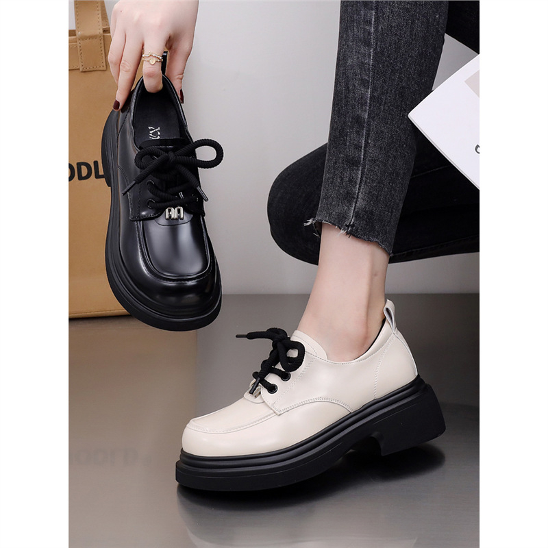 Loafers s PU gornjim dijelom, zaobljena nos, platforma 6-8 cm, gumeni đon, vezanje