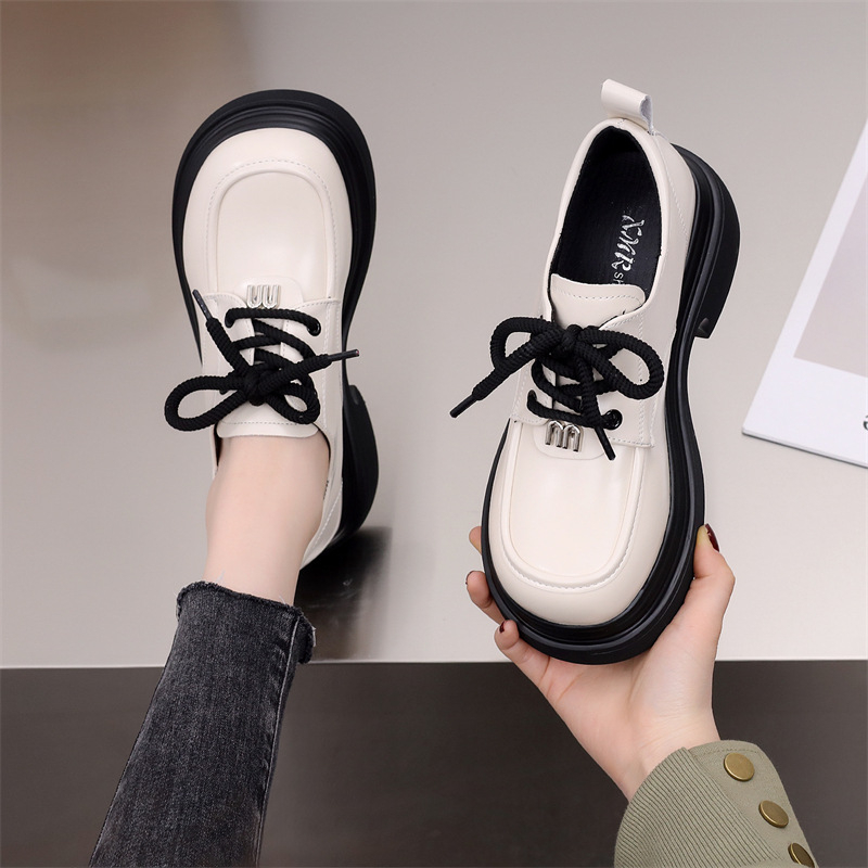 Loafers s PU gornjim dijelom, zaobljena nos, platforma 6-8 cm, gumeni đon, vezanje