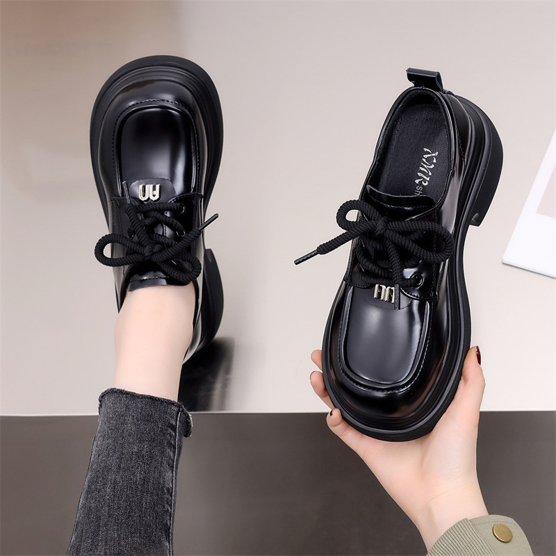 Loafers s PU gornjim dijelom, zaobljena nos, platforma 6-8 cm, gumeni đon, vezanje