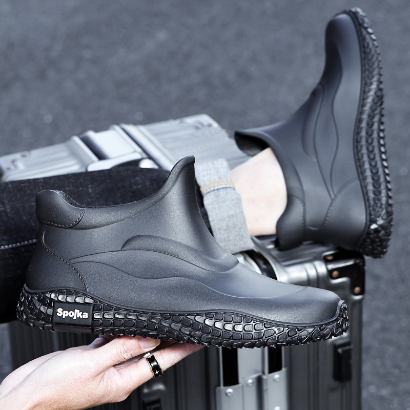 Férfi esőcsizmák, műanyag felső rész és talp, alacsony szár, csúszásmentes és kopásálló