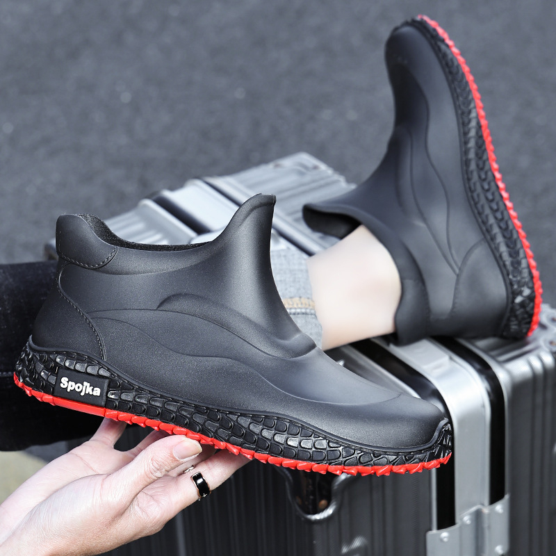 Férfi esőcsizmák, műanyag felső rész és talp, alacsony szár, csúszásmentes és kopásálló