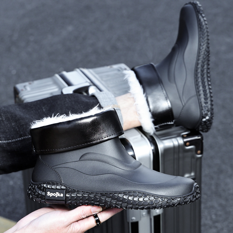 Férfi esőcsizmák, műanyag felső rész és talp, alacsony szár, csúszásmentes és kopásálló