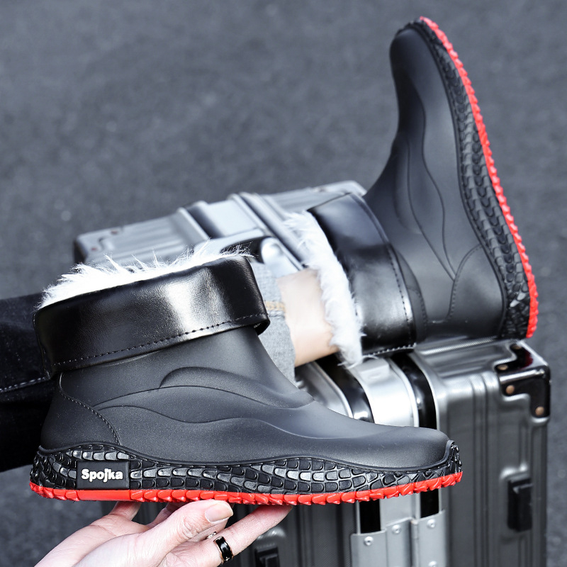 Férfi esőcsizmák, műanyag felső rész és talp, alacsony szár, csúszásmentes és kopásálló