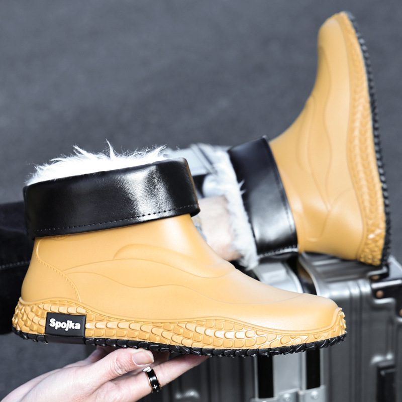 Férfi esőcsizmák, műanyag felső rész és talp, alacsony szár, csúszásmentes és kopásálló