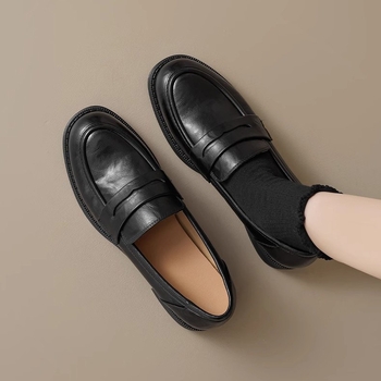 Loafer s okruglim vrhom, gornji dio od kravlje kože, srednji peta 3–5 cm, debeli pet, gumena potplat