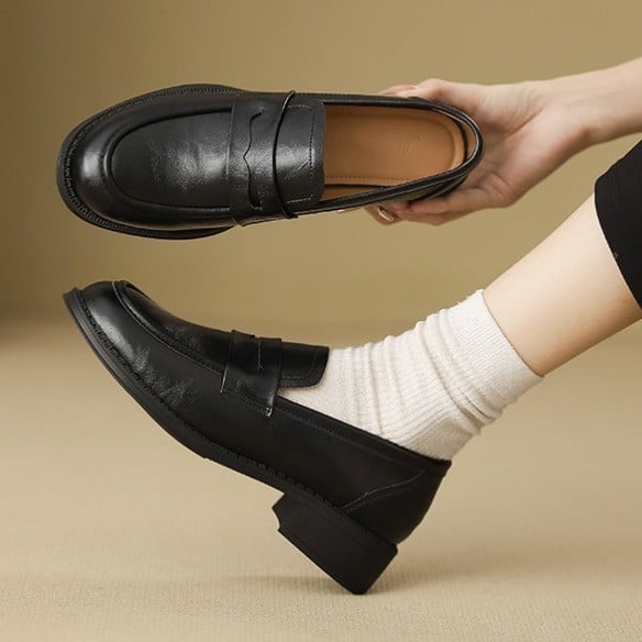 Loafer s okruglim vrhom, gornji dio od kravlje kože, srednji peta 3–5 cm, debeli pet, gumena potplat