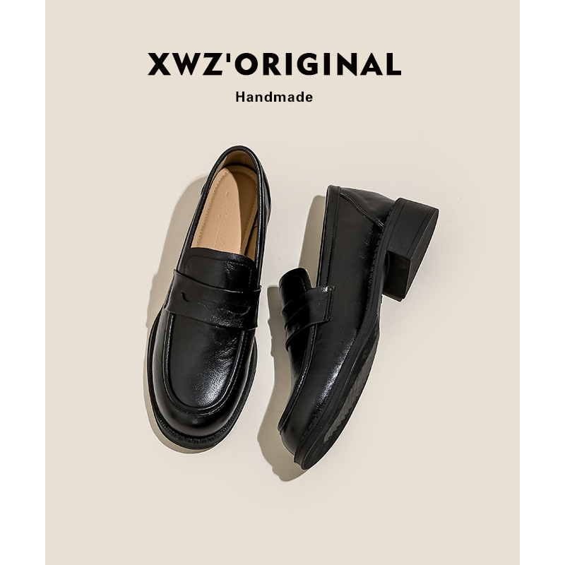 Loafer s okruglim vrhom, gornji dio od kravlje kože, srednji peta 3–5 cm, debeli pet, gumena potplat