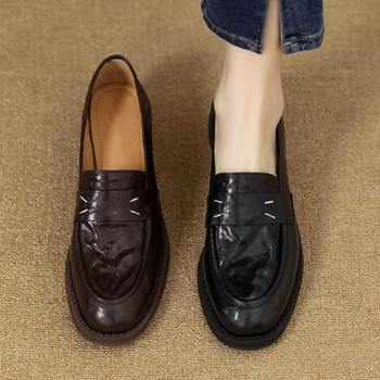 Loaferi od prave kože, gumena potplata, srednji peta 3–5 cm, podstava od svinjske kože, srednji otvor 7–11 cm, retro stil