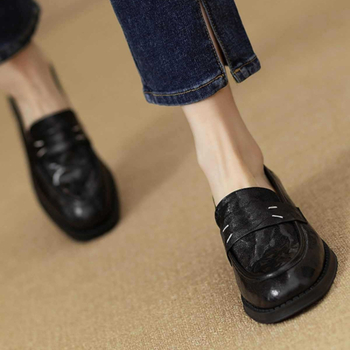 Loaferi od prave kože, gumena potplata, srednji peta 3–5 cm, podstava od svinjske kože, srednji otvor 7–11 cm, retro stil