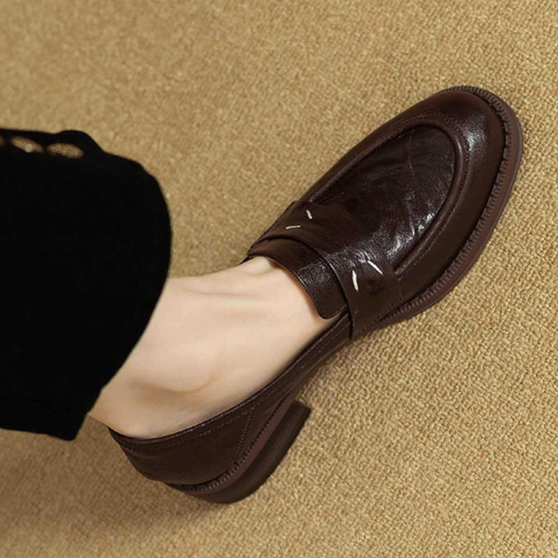 Loaferi od prave kože, gumena potplata, srednji peta 3–5 cm, podstava od svinjske kože, srednji otvor 7–11 cm, retro stil