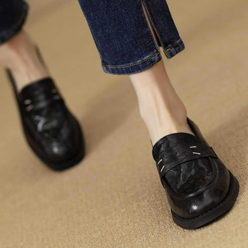 Loaferi od prave kože, gumena potplata, srednji peta 3–5 cm, podstava od svinjske kože, srednji otvor 7–11 cm, retro stil