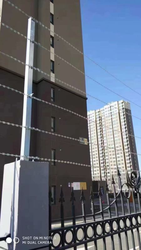 Galanizált kettős csavarodású szögesdrót kerítés háló, SIRO stílus, jobbkezes csavarodás, húzószilárdság 500