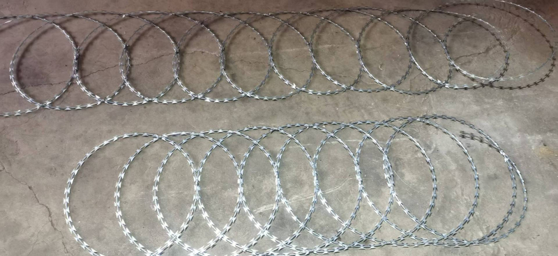 Galanizált kettős csavarodású szögesdrót kerítés háló, SIRO stílus, jobbkezes csavarodás, húzószilárdság 500