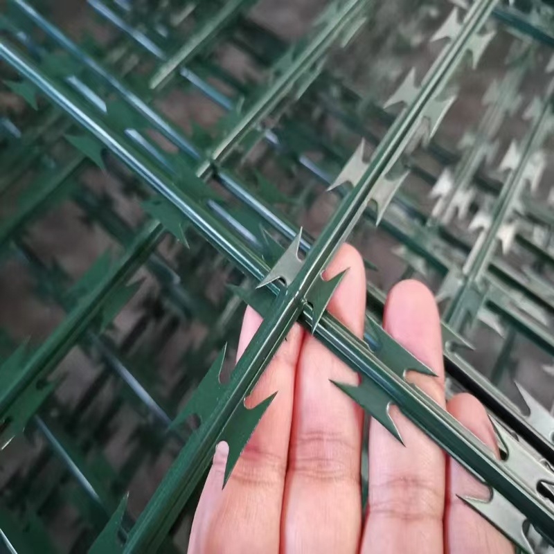 Galanizált kettős csavarodású szögesdrót kerítés háló, SIRO stílus, jobbkezes csavarodás, húzószilárdság 500