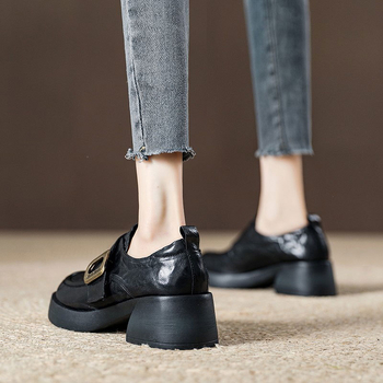 Ženski loafers u britskom vintage stilu, okrugli vrh, gornji dio od mikrovlakana, gumena podstava, srednja visina pete 3–5 cm, jesen 2024