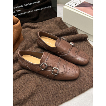 Γυναικείοι loafers με brogue λεπτομέρειες σε βρετανικό στυλ, άνω μέρος από Top Grain Cowhide, επένδυση από pigskin, χαμηλό τακούνι 1–3 cm, σόλα συγκολλημένη