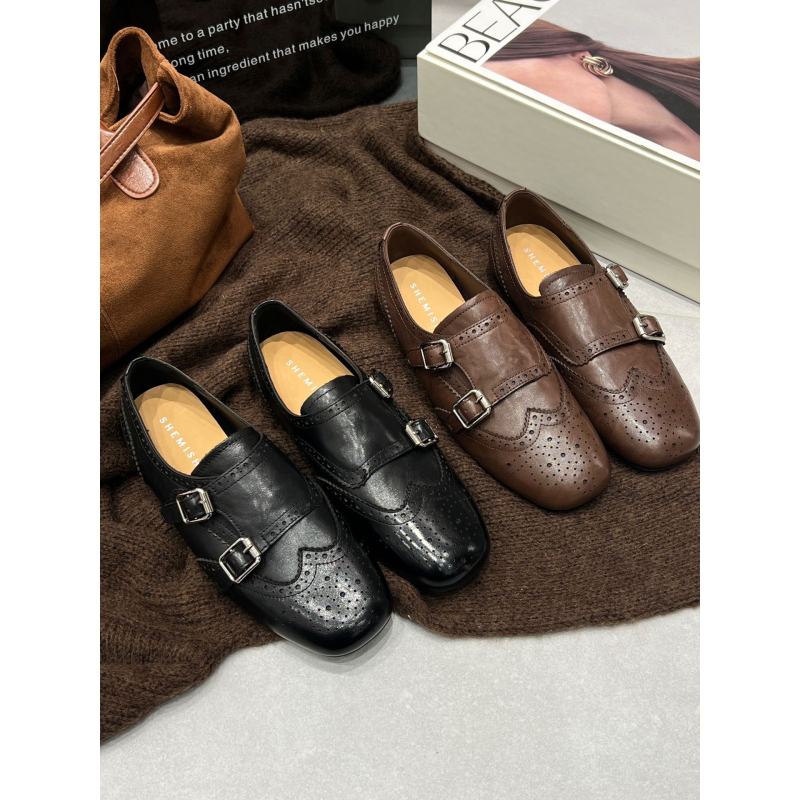 Γυναικείοι loafers με brogue λεπτομέρειες σε βρετανικό στυλ, άνω μέρος από Top Grain Cowhide, επένδυση από pigskin, χαμηλό τακούνι 1–3 cm, σόλα συγκολλημένη