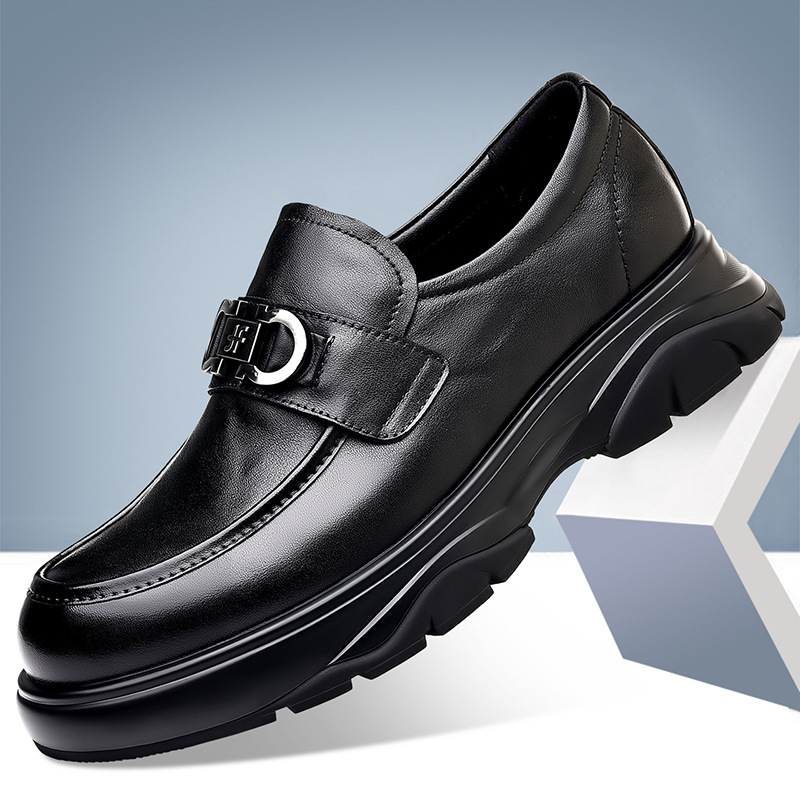Muški slip-on loaferi, gornji dio od split kože, prozračna podstava od mikrovlakana, potplat od vulkanizirane pjene gume, šiljat vrh
