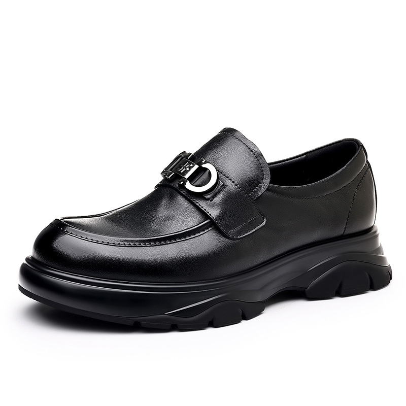 Muški slip-on loaferi, gornji dio od split kože, prozračna podstava od mikrovlakana, potplat od vulkanizirane pjene gume, šiljat vrh