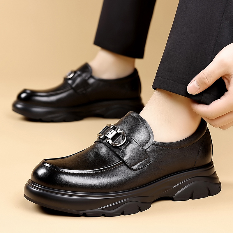 Muški slip-on loaferi, gornji dio od split kože, prozračna podstava od mikrovlakana, potplat od vulkanizirane pjene gume, šiljat vrh