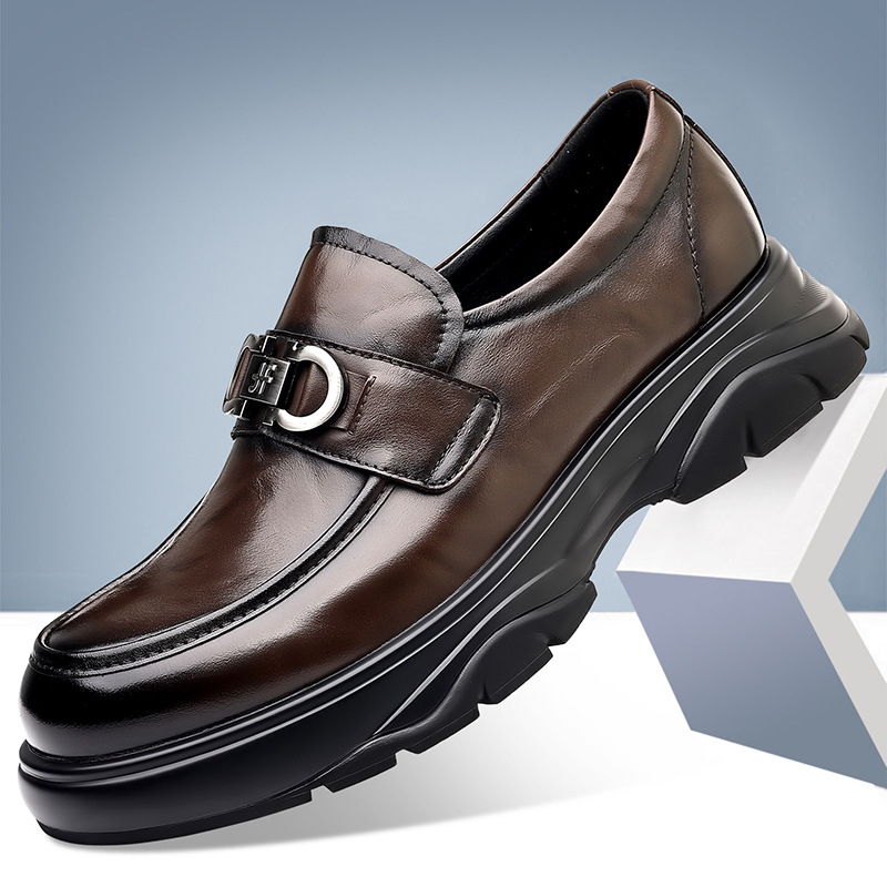 Muški slip-on loaferi, gornji dio od split kože, prozračna podstava od mikrovlakana, potplat od vulkanizirane pjene gume, šiljat vrh