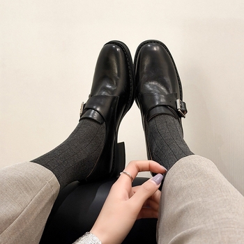 Kožne cipele u akademskom stilu, gornji dio head-layer cowhide, zaobljeni nos, srednja chunky pete (3–5 cm), slip-on mokasine, za žene