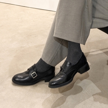 Kožne cipele u akademskom stilu, gornji dio head-layer cowhide, zaobljeni nos, srednja chunky pete (3–5 cm), slip-on mokasine, za žene