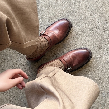 Kožne cipele u akademskom stilu, gornji dio head-layer cowhide, zaobljeni nos, srednja chunky pete (3–5 cm), slip-on mokasine, za žene
