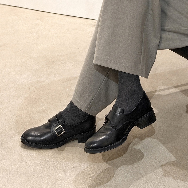 Kožne cipele u akademskom stilu, gornji dio head-layer cowhide, zaobljeni nos, srednja chunky pete (3–5 cm), slip-on mokasine, za žene