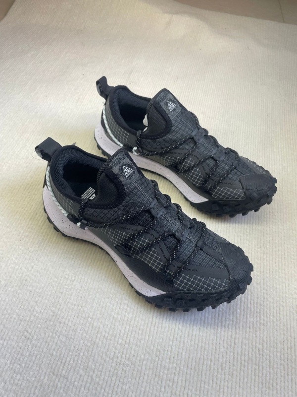Planinarske tenisice za teren s Gore-Tex, vodootporne i protuklizne gumene đonove (niski kroj, gornji dio od sintetičke kože)