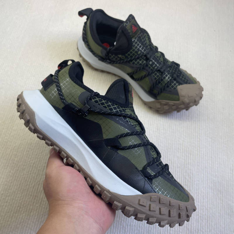 Planinarske tenisice za teren s Gore-Tex, vodootporne i protuklizne gumene đonove (niski kroj, gornji dio od sintetičke kože)