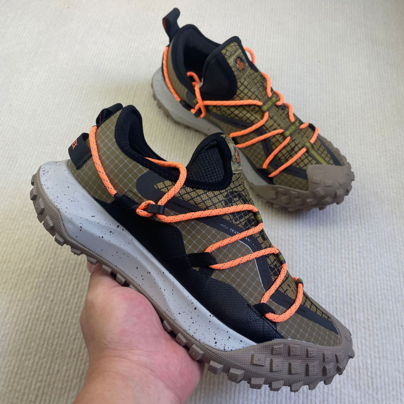Planinarske tenisice za teren s Gore-Tex, vodootporne i protuklizne gumene đonove (niski kroj, gornji dio od sintetičke kože)
