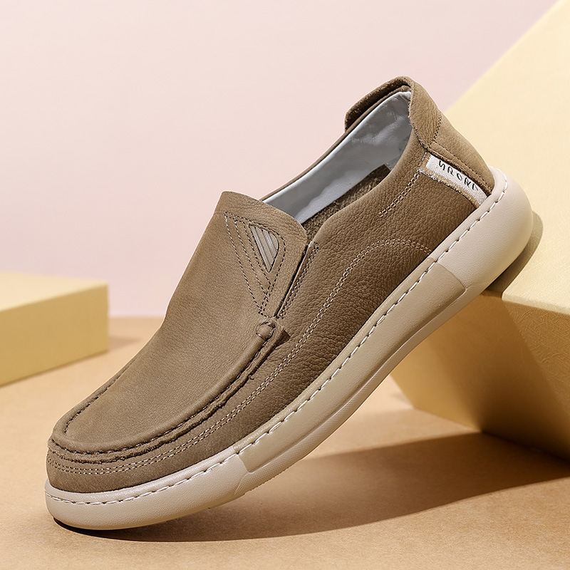 Muški kožni loafersi | Gornji materijal: prva sloja teleće kože; Potplat: pjena guma; Oblik vrha: okrugli; Visina gornjeg dijela: niski profil; Zatvaranje: slip-on