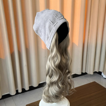 Kapa-peruka, jedan komad, uklonjiva; vlakna otporna na toplinu; ležerni zimski stil; bangs se mogu poravnati ili nagnuti; nije pogodna za trajnu ili bojenje