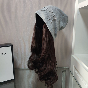 Kapa-peruka, jedan komad, uklonjiva; vlakna otporna na toplinu; ležerni zimski stil; bangs se mogu poravnati ili nagnuti; nije pogodna za trajnu ili bojenje