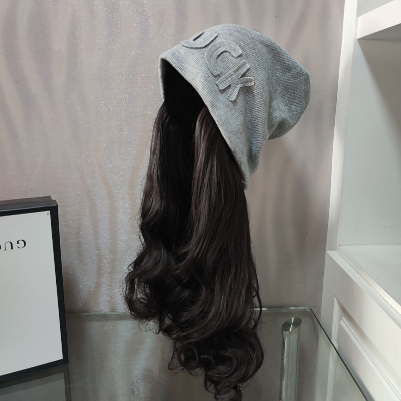 Kapa-peruka, jedan komad, uklonjiva; vlakna otporna na toplinu; ležerni zimski stil; bangs se mogu poravnati ili nagnuti; nije pogodna za trajnu ili bojenje