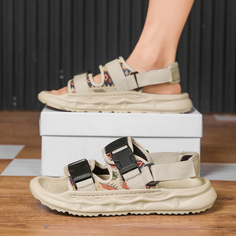 Sandale pentru bărbați, cu partea superioară din plasă, talpă EVA, deget deschis, închidere cu cataramă, respirante.