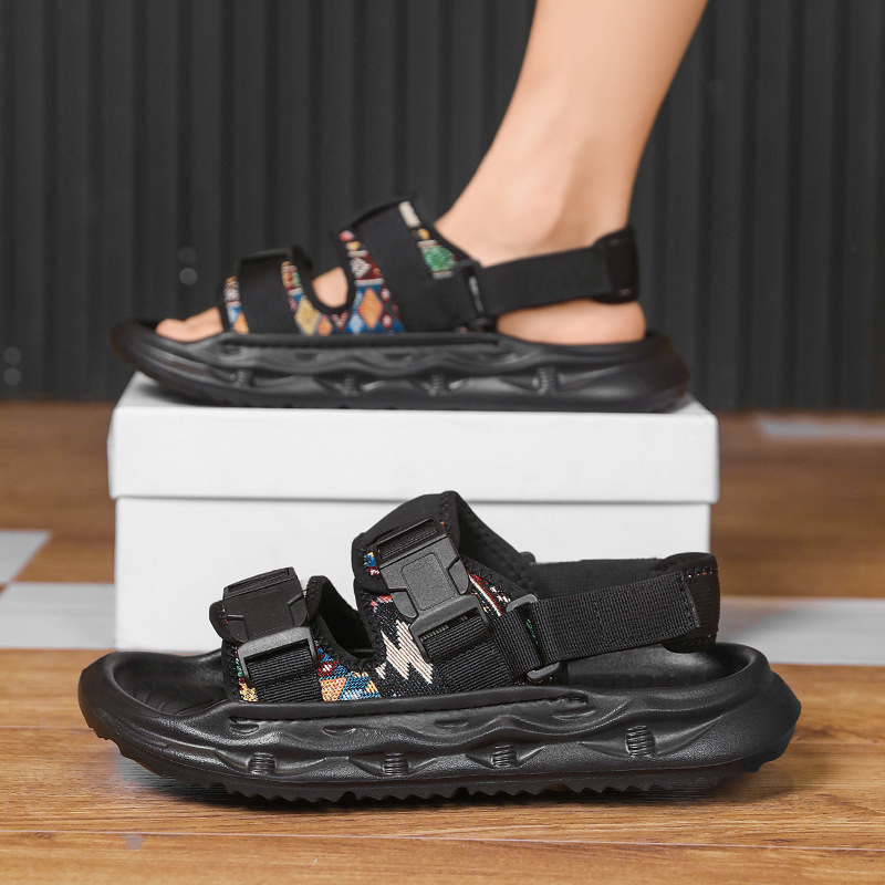 Sandale pentru bărbați, cu partea superioară din plasă, talpă EVA, deget deschis, închidere cu cataramă, respirante.