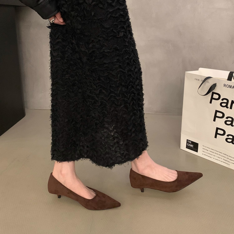 Ženske salonke od velura s uskim nosom, tankom potpeticom, gumom na đonu, visina pete 6–8 cm