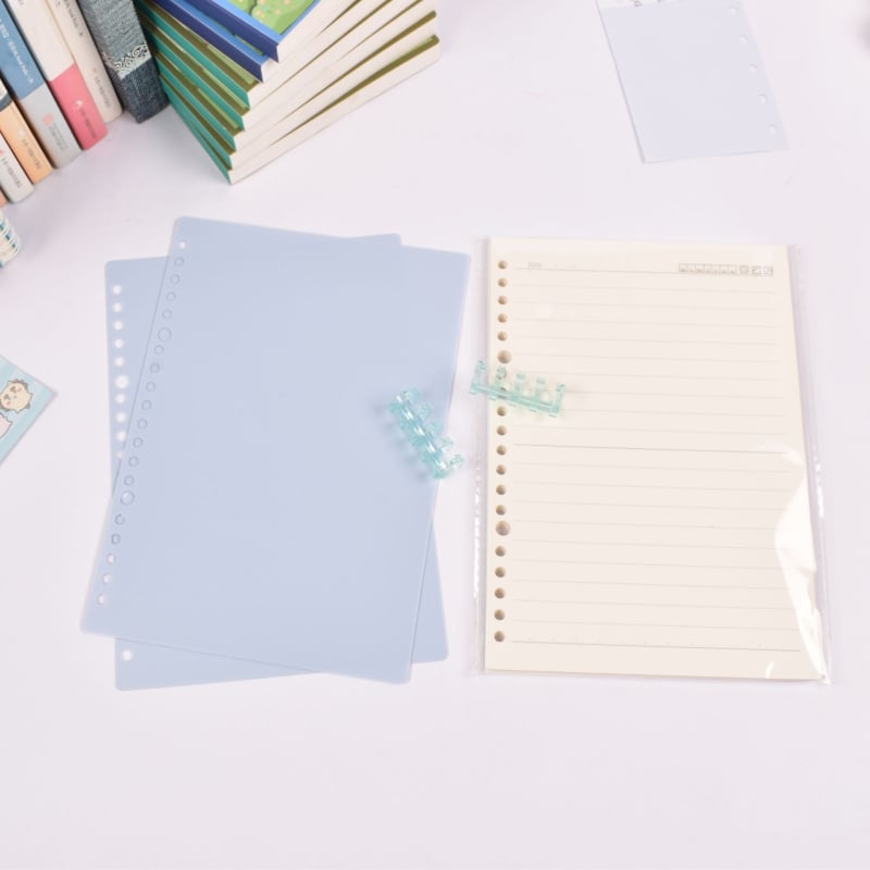 Caiet cu foi detașabile, legare tip dosar, hârtie cu dublă acoperire 80 gsm, 50–100 pagini, copertă PP