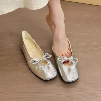 Női balerina cipő négyzetes orral és masnival, PU felsőrész és bélés, gumírozott talp, alacsony sarka 1–3 cm