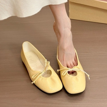 Női balerina cipő négyzetes orral és masnival, PU felsőrész és bélés, gumírozott talp, alacsony sarka 1–3 cm