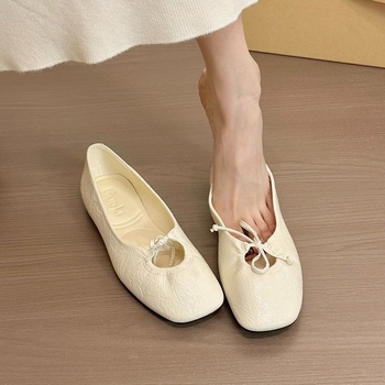 Női balerina cipő négyzetes orral és masnival, PU felsőrész és bélés, gumírozott talp, alacsony sarka 1–3 cm