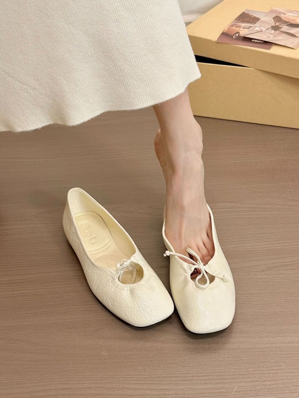 Női balerina cipő négyzetes orral és masnival, PU felsőrész és bélés, gumírozott talp, alacsony sarka 1–3 cm