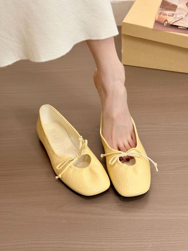 Női balerina cipő négyzetes orral és masnival, PU felsőrész és bélés, gumírozott talp, alacsony sarka 1–3 cm