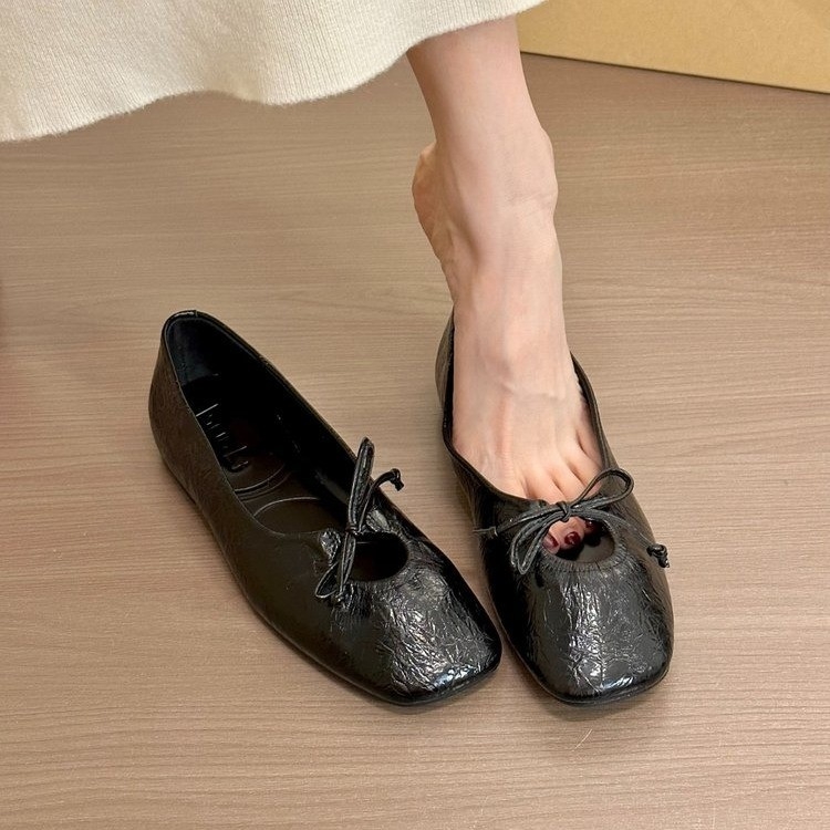 Női balerina cipő négyzetes orral és masnival, PU felsőrész és bélés, gumírozott talp, alacsony sarka 1–3 cm