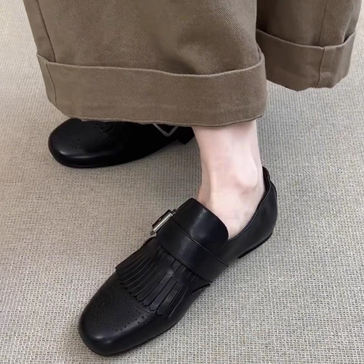 Női loaferek valódi bőrből, felsőrész tehenbőrből készült bevonattal, belső bélés természetes bőr, gumitalp, alacsony lapos sarok