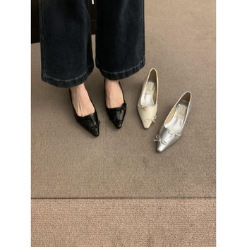 Női alacsony sarkú cipő, hegyes orral, slip-on – felső rész mikroszálas, belső mikroszál, gumitalp, őszi viselet