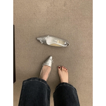 Női alacsony sarkú cipő, hegyes orral, slip-on – felső rész mikroszálas, belső mikroszál, gumitalp, őszi viselet